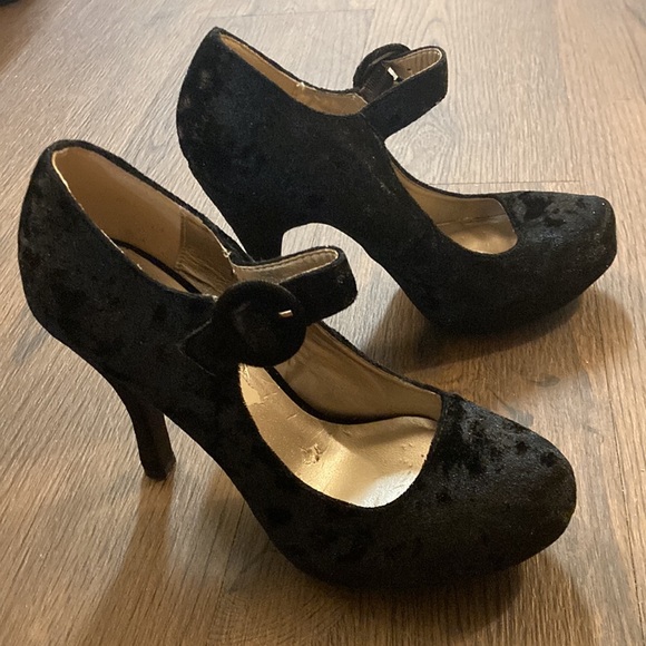 New Black Velvet Platform Heels    Size 7 - Picture 8 of 9